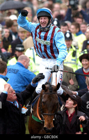 Jim Culloty auf Best Mate feiert ihren dritten Totesport in Folge Cheltenham Gold Cup Sieg Stockfoto