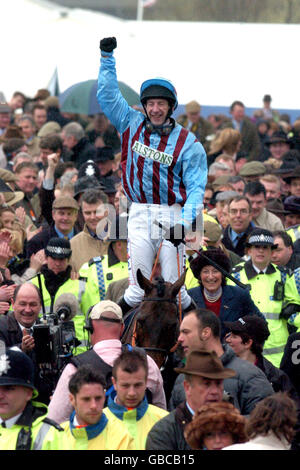 Jim Culloty auf Best Mate feiert ihren dritten Totesport in Folge Cheltenham Gold Cup Sieg Stockfoto