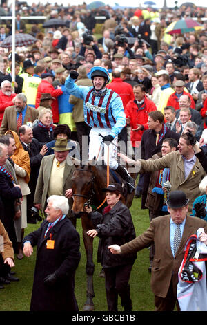 Jim Culloty auf Best Mate feiert ihren dritten Totesport in Folge Cheltenham Gold Cup Sieg Stockfoto