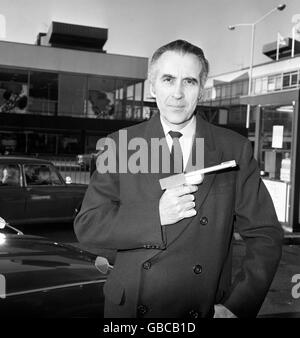 Schauspieler Christopher Lee mit der goldenen Waffe spielte er Scaramanga im James Bond-Film. Er kam aus New York mit der Neuheitspistole, die in der Rolle des schulboyish Bösewichts verwendet wurde. Stockfoto