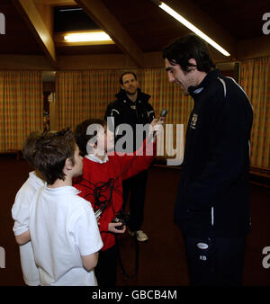 Rugby Union - Scotland Photocall - Balmullo Primary School. Kinder der Balmullo Primary School interviewen die schottischen Kadermitglieder Kelly Brown und Craig Hamilton Stockfoto