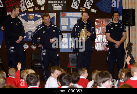 Rugby Union - Scotland Photocall - Balmullo Primary School. Die schottischen Kader-Mitglieder Kelly Brown, Craig Hamilton, Geoff Cross und Graeme Morrison posieren mit dem Calcutta Cup an der Balmullo Primary School Stockfoto