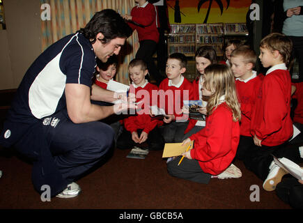 Kelly Brown, Mitglied des schottischen Kaders, signiert Autogramme bei Balmullo Primary Schule Stockfoto