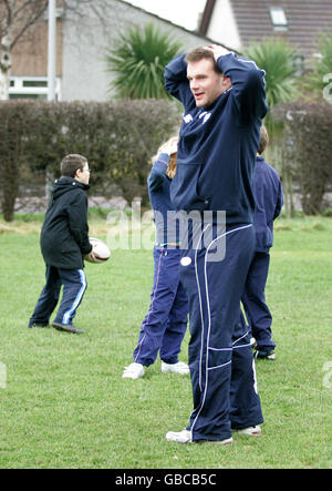 Das schottische Kader-Mitglied Geoff Cross nimmt am Coaching Teil Sitzung an der Balmullo Primary School Stockfoto