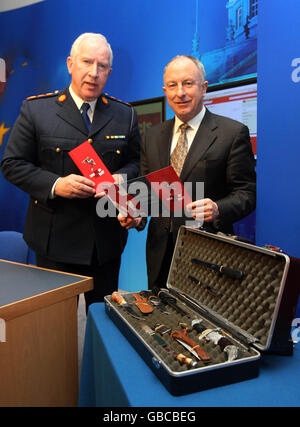 Garda-Kommissarin Fachtna Murphy (links) und Justizminister Dermot Ahern (rechts) starten offiziell eine Garda Siochana Knife Crime Awareness Campaign im Pressezentrum in Dublin. Stockfoto