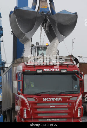 Die Knappheit aufgrund von starkem Schnee wird von einem Schiff in wartende LKWs am North Harbour Quay in Ayr, Schottland, verladen. Stockfoto