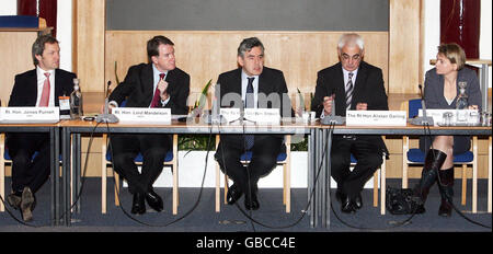 Premierminister Gordon Brown (Mitte) spricht vor dem neuen regionalen Wirtschaftsrat, begleitet von (von links nach rechts) dem Arbeits- und Rentenminister, James Purnell, dem Minister für Wirtschaft und Unternehmen, Lord Mandelson, der Kanzlerin Alistair Darling und der Chefsekretärin des Finanzministeriums, Yvette Cooper, Büros für Unternehmens- und Regulierungsreform im Zentrum von London. Stockfoto