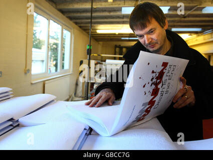 Autor Ian Rankin mit der ersten Braille-Version seines Buches "Tod ist nicht das Ende" in der schottischen Braille-Presse in Edinburgh. Stockfoto