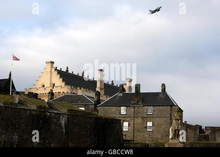 Ein RAF Tornado F3 von 111 Squadron führt einen Flipper über Stirling Castle aus, um der Auflösung von 7 Regiment Army Air Corps im Laufe dieses Jahres zu gedenken. Stockfoto