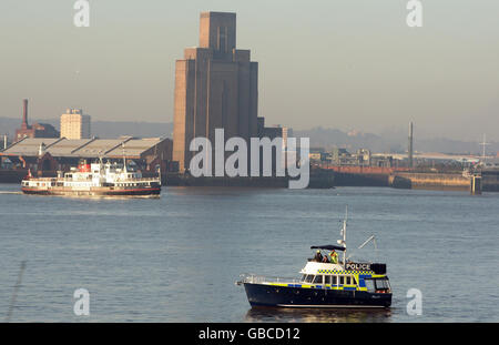 Ein Polizeiboot sitzt auf dem Fluss Mersey vor dem BT Conference Center in Liverpool. Stockfoto