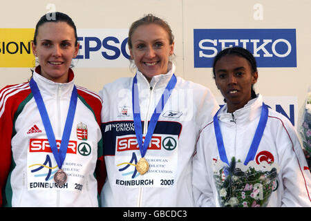 Die britische Goldmedaillengewinnerin Paula Radcliffe feiert mit dem türkischen Silber Medaillengewinnerin Elvan Abeylegesse (r) und Ungarns Bronzemedaillengewinnerin Aniko Kalovics (l) Stockfoto