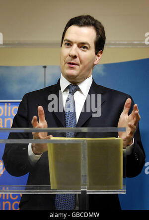 Schattenkanzler George Osborne spricht beim Policy Exchange in London über die Wirtschaftskrise. Stockfoto