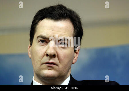 Schattenkanzler George Osborne spricht beim Policy Exchange in London über die Wirtschaftskrise. Stockfoto