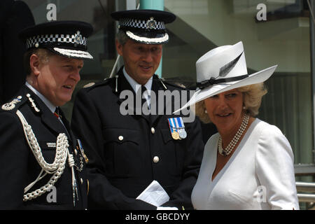 L-R: Metropolitan Police Commissioner Sir Ian Blair und Commander Peter Loughborough treffen die Herzogin von Cornwall beim Gedenkgottesdienst für Polizisten, die im Dienst getötet wurden. An das Leben der 650 Polizisten und Mitarbeiter, die während der 176-jährigen Geschichte von Scotland Yard im Dienst gestorben sind, wird bei der Gedenkfeier erinnert. Stockfoto