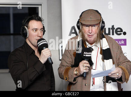 Christian O'Connell und John McCririck veranstalten die International Toddler Racing Championships bei Christian O'Connell's Frühstücksshow für Absolute Radio in London. Stockfoto