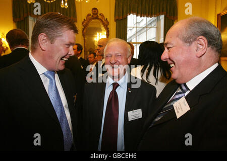 Vorsitzender des Stadtrats von Liverpool, Ratsmitglied Warren Bradley (links), der Vorsitzende des Knowsley Council, Ratsmitglied Ronnie Round (Mitte) und der Vorsitzende des St. Helens Council, Ratsmitglied Brian Spencer (rechts) während der Unterzeichnung eines Mehrgebiet-Abkommens, Das sollte für Leicestershire, Merseyside und die Pennines, in 10 Downing Street im Zentrum von London unterzeichnet werden. Stockfoto