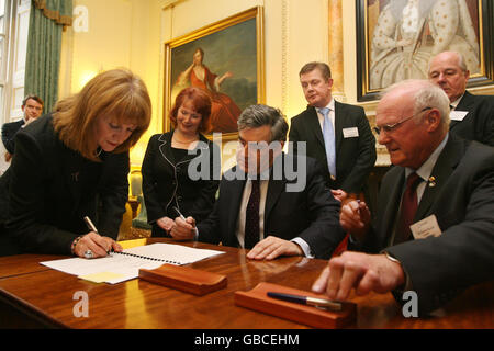 Premierminister Gordon Brown (Mitte) und der Vorsitzende des Knowsley-Rates, Ronnie Round (links), unterzeichnen ein Mehrgebiet-Abkommen für Merseyside in der Downing Street 10 im Zentrum von London, als der Vorsitzende des Stadtrats von Liverpool, Ratsmitglied Warren Bradley (3. Rechts) und der Minister für Kommunen und Kommunalregierung Hazel Blears (2. Links) Schau mal. Stockfoto