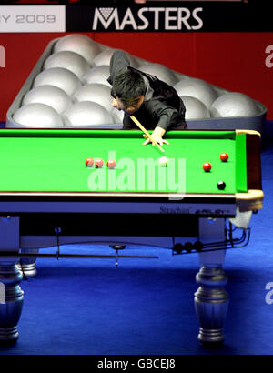 Snooker - Masters 2009 - Tag Zwei - Wembley Arena. Ding Junhui während der Masters in der Wembley Arena, London. Stockfoto