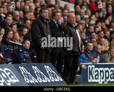 Portsmouth-Manager Harry Redknapp (c) und Assistent Jim Smith (r) Schauen Sie auf dejected während des Spiels gegen Tottenham Hotspur Stockfoto