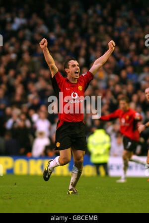 Fußball - FA Barclaycard Premiership - Everton / Manchester United. Gary Neville von Manchester United feiert den Schlusspfiff nach dem Sieg von 4-3 gegen Everton Stockfoto