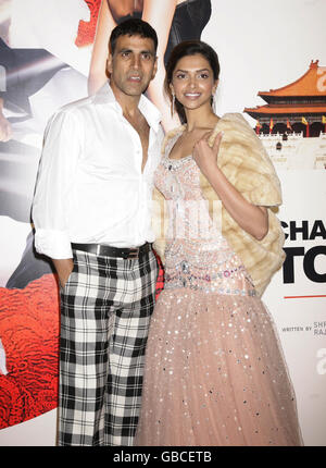 Die Stars des Films Deepika Padukone (R) und Akshay Kumar kommen zur Premiere von „Chandni Chowk to China“ im Empire am Leicester Square im Zentrum von London. Stockfoto