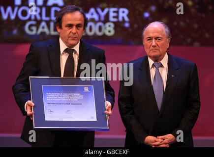 UEFA-Präsident Michel Platini (links) und FIFA-Präsident Sepp Blatter Mit dem Development Award Stockfoto