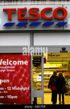 Tesco berichtet von „schwierigen“ Bedingungen. Ein Tesco-Geschäft im Zentrum von London. Stockfoto