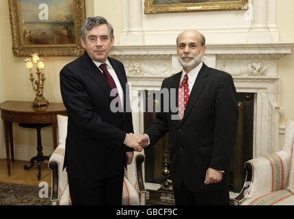 Der britische Premierminister Gordon Brown trifft den Vorsitzenden der US-Notenbank, Ben Bernanke, zu Gesprächen in der Downing Street 10 in London. Stockfoto