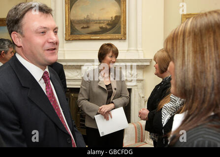 Ed Balls (links), der Staatssekretär für Kinder, Schulen und Familien, und Harriet Harman (Mitte), stellvertretende Vorsitzende der Labour Party, treffen sich mit Mitgliedern einer Gruppe von Unternehmern und Gemeindevertretern in der Downing Street 10 zur Eröffnung des Weißbuchs der Regierung über neue Möglichkeiten zur sozialen Mobilität. Stockfoto