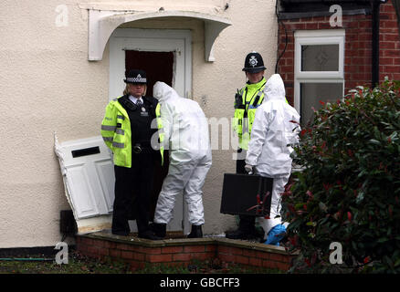 Forensische Polizeibeamte betreten ein Haus in Shirley, Birmingham, nachdem fünf Männer und drei Frauen im Zusammenhang mit dem Mord an dem Sohn des Unterpostmeisters Craig Hodson-Walker während eines bewaffneten Raubüberfalls verhaftet wurden. Stockfoto