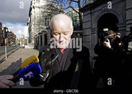 Patrick Neary, der scheidende Finanzregulierer, kommt zum Oireachtas-Ausschuss für wirtschaftliche Regulierungsangelegenheiten im Leinster House in Dublin, um befragt zu werden. Stockfoto