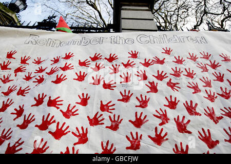 Mitglieder des Irischen Palästina-Solidaritätskomitees halten ein Banner mit den Namen von 300 Kindern, die im Gaza-Konflikt getötet wurden, als Protest gegen die Ankunft des israelischen Botschafters Zion Evrony im Leinster House in Dublin heute. Stockfoto