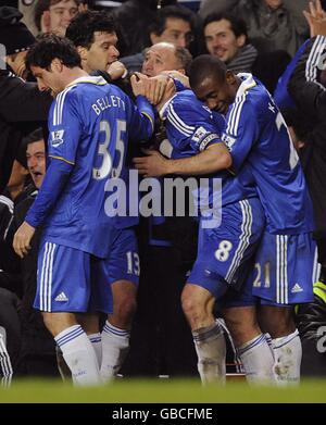 Die Chelsea-Spieler und Mitarbeiter im Hinterzimmer, darunter Manager Luiz Fielam Scolari, gratulieren Frank Lampard (Mitte) zum Siegtreffer. Stockfoto