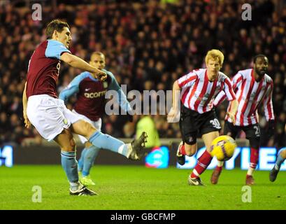 Gareth Barry von Aston Villa punktet mit dem Strafpunkt Stockfoto