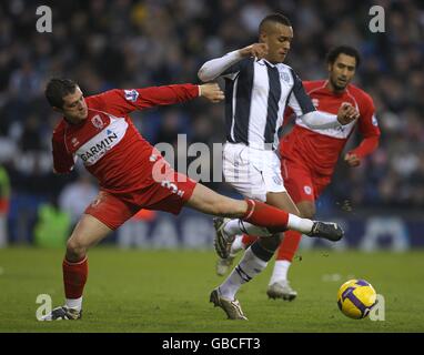 Jay Simpson (c) von West Bromwich Albion und Andrew Taylor von Middlesbrough Kampf um den Ball Stockfoto