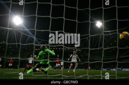 Fußball - Barclays Premier League - Bolton Wanderers gegen Manchester United - Reebok Stadium. Dimitar Berbatov von Manchester United erzielt das Eröffnungstreffer des Spiels. Stockfoto