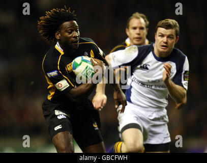 Wesps' Paul Sackey (links) kommt während des Heineken Cup Pool Two-Spiels im Twickenham Stadium, London, von Leinster's Brian O'Driscoll weg. Stockfoto