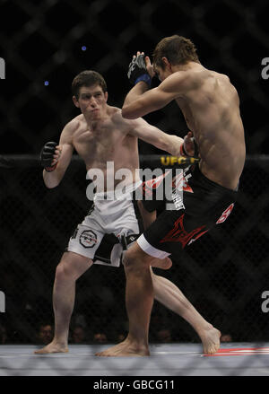 Der Dubliner Tom Egan und der Engländer John Hathaway in Aktion während der Ultimate Fighting Championship im O2 in Dublin, Irland. Stockfoto