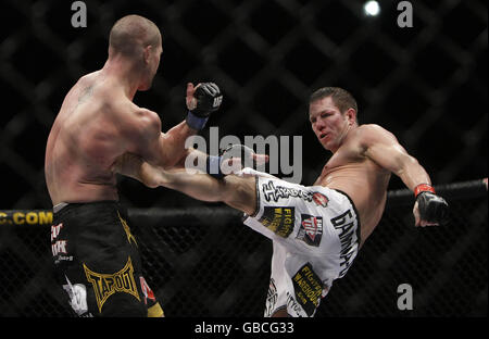 Marcus Davis (rechts) und Chris Lytle während der Ultimate Fighting Championship im O2 in Dublin, Irland. Stockfoto