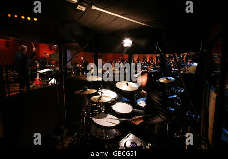 Elbow live mit dem BBC Concert Orchestra für eine Radio 2 Live / 6 Music Session (TX Datum: 31. Januar) in den Abbey Road Studios in London. Stockfoto