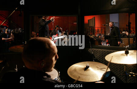 Elbow live mit dem BBC Concert Orchestra für eine Radio 2 Live / 6 Music Session (TX Datum: 31. Januar) in den Abbey Road Studios in London. Stockfoto