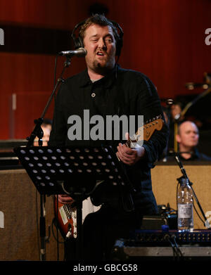 Guy Garvey von Elbow spielt live mit dem BBC Concert Orchestra für eine Radio 2 Live / 6 Music Session (TX Datum: 31. Januar) in den Abbey Road Studios in London. Stockfoto