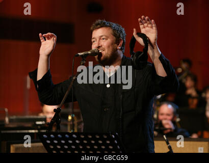 Guy Garvey von Elbow spielt live mit dem BBC Concert Orchestra für eine Radio 2 Live / 6 Music Session (TX Datum: 31. Januar) in den Abbey Road Studios in London. Stockfoto