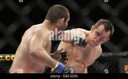 Dan Henderson wird von Rich Franklin während der Ultimate Fighting Championship beim O2 in Dublin, Irland, getroffen. Stockfoto