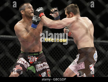 Sport - Ultimate Fighting Championship - The O2. Dan Henderson (links) wird von Rich Franklin während der Ultimate Fighting Championship beim O2 in Dublin, Irland, getroffen. Stockfoto