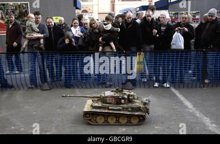 Besucher sehen einen ferngesteuerten deutschen Tiger-Panzer des 2. Weltkriegs, der auf der London Model Engineering Exhibition 2009 im Alexandra Palace, London, ausgestellt ist. Stockfoto