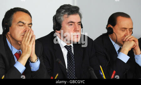 Der britische Premierminister Gordon Brown im Bild mit dem spanischen Premierminister Jose Luis Rodriguez Zapatero (links) und dem italienischen Premierminister Silvio Berlusconi (rechts) bei einem Gipfel in Sharm el Sheikh zur Lage in Gaza. Stockfoto