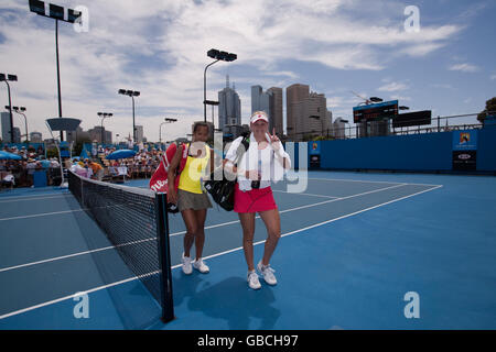 Anne Keothavong und Mervana Jugic-Salkic feiern ihren Doppelsieg gegen Sophie Ferguson und Jessica Moore während der Australian Open 2009 im Melbourne Park, Melbourne, Australien. Stockfoto