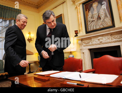 Premierminister Gordon Brown (rechts) und Gesundheitsminister Alan Johnson enthüllen die NHS-Verfassung in Downing Street, London. Stockfoto