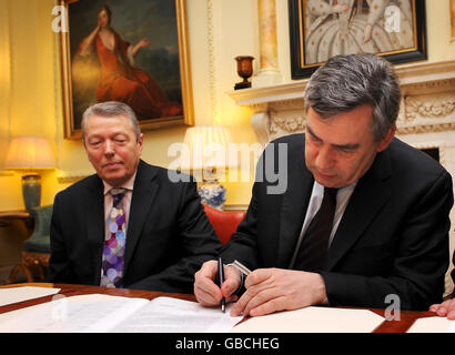 Premierminister Gordon Brown (rechts) und Gesundheitsminister Alan Johnson enthüllen die NHS-Verfassung in Downing Street, London. Stockfoto